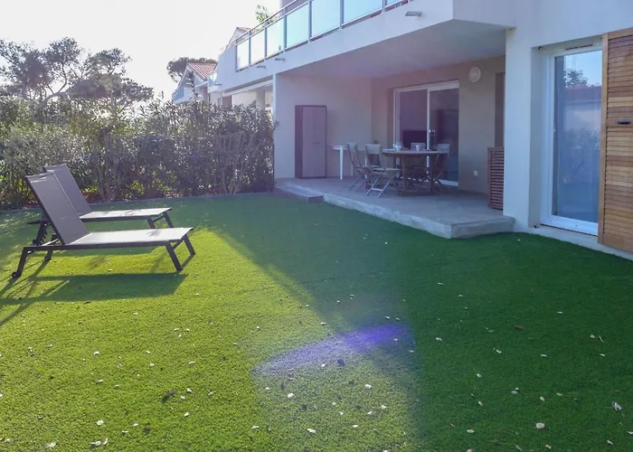 公寓 Les Calanques De By Interhome *