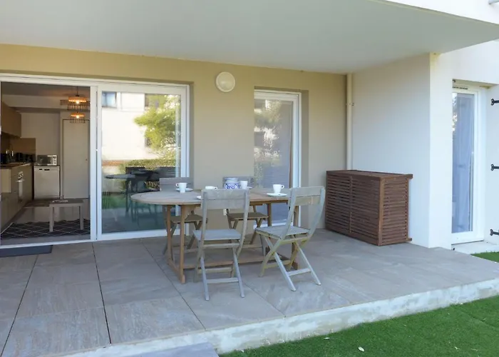 公寓 Les Calanques De By Interhome *