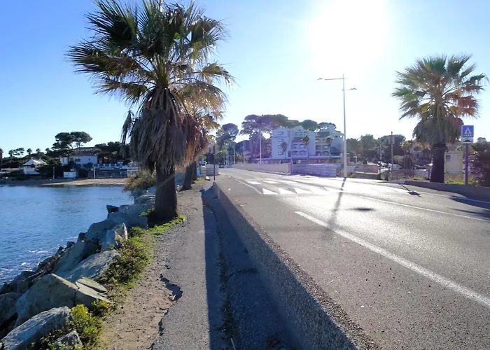 公寓 Les Calanques De By Interhome