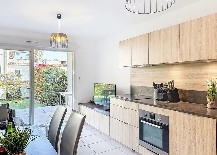 公寓 Les Calanques De By Interhome *