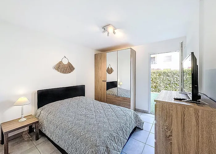 公寓 Les Calanques De By Interhome