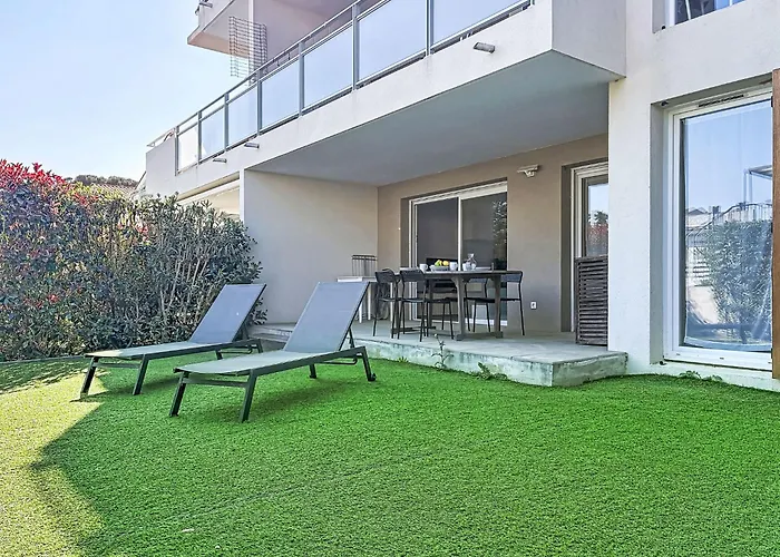 公寓 Les Calanques De By Interhome